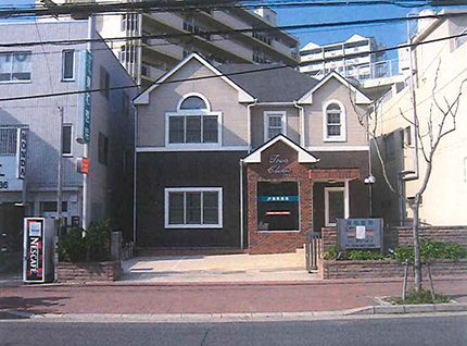 改装工事を行う病院の外観