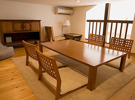 テーブルと座椅子