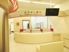 病院の受付カウンター
