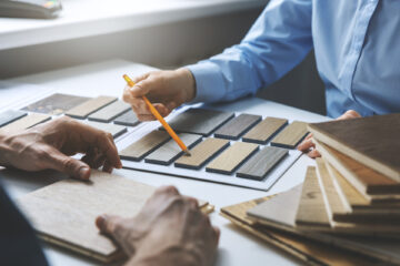 木の素材を調べる人たち