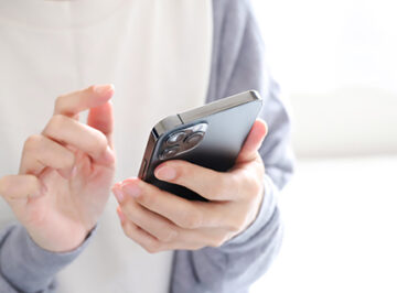 スマホを持つ人