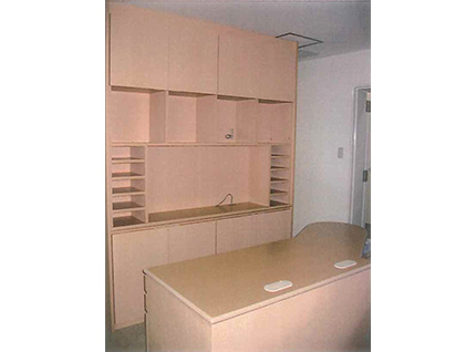 書斎の机と戸棚