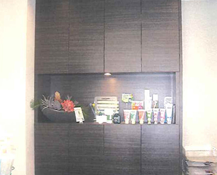 歯科医院の壁面収納家具