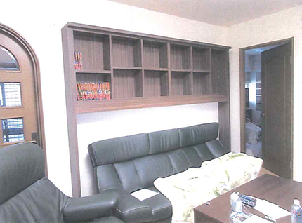 ソファーの上本棚