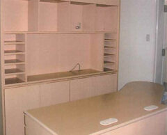 受付カウンターと壁面収納家具